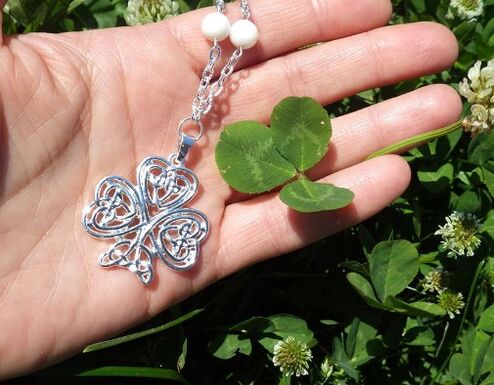 Pendentif amulette trèfle